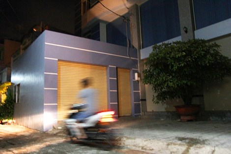 Thi thể người đ&agrave;n &ocirc;ng được ph&aacute;t hiện trước cửa gara cạnh chậu mai