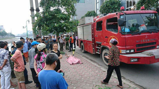 S&aacute;ng nay, người d&acirc;n H&agrave; Nội cũng ph&aacute;t hiện thi thể một c&ocirc; g&aacute;i dưới s&ocirc;ng T&ocirc; Lịch