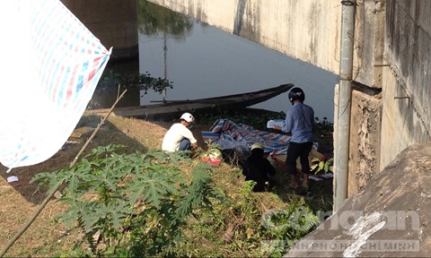 Trước đ&oacute; người d&acirc;n Quảng Trị cũng ph&aacute;t hiện thi thể một người đ&agrave;n &ocirc;ng dưới ch&acirc;n cầu Triệu Đ&ocirc;ng