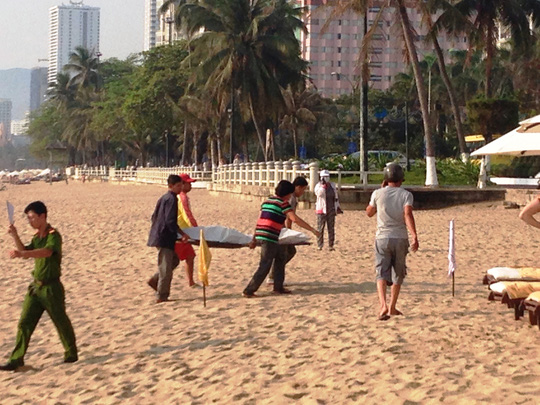 Trước đ&oacute; người d&acirc;n Kh&aacute;nh H&ograve;a cũng ph&aacute;t hiện thi thể nam giới tr&ocirc;i dạt v&agrave;o b&atilde;i biển Nha Trang