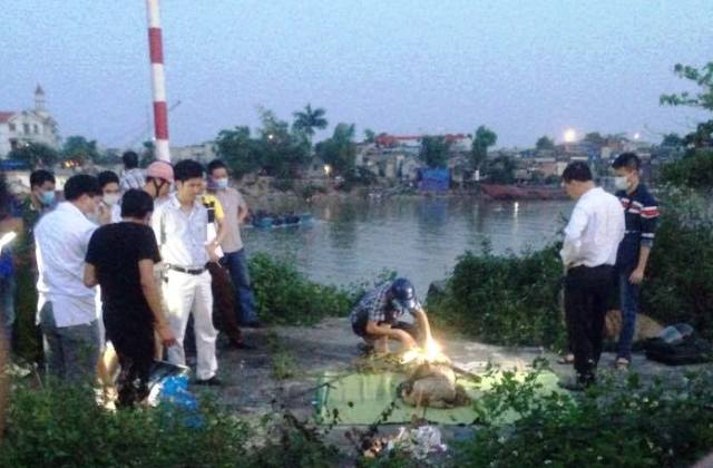 Trước đ&oacute; người d&acirc;n cũng ph&aacute;t hiện thi thể kh&ocirc;ng đầu, kh&ocirc;ng tay ch&acirc;n tr&ocirc;i tr&ecirc;n s&ocirc;ng Đ&agrave;o ở Nam Định