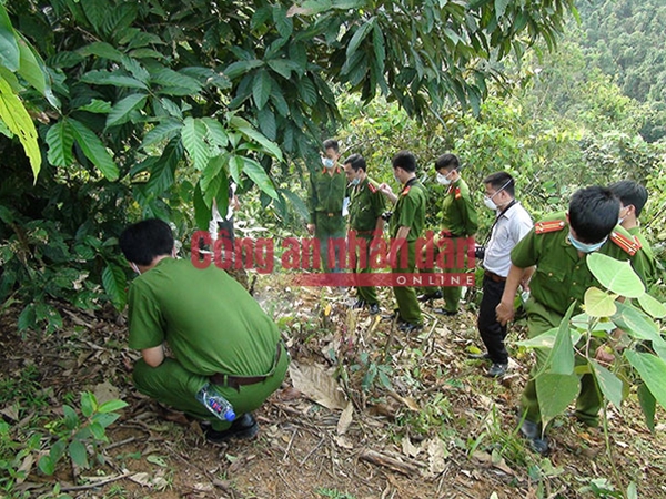 Hiện trường ph&aacute;t hiện thi thể nữ giới dưới t&aacute;n c&acirc;y rừng vắng, thuộc địa b&agrave;n TP H&agrave; Giang