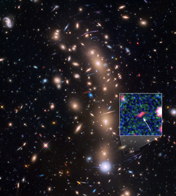 H&igrave;nh ảnh thi&ecirc;n h&agrave; Tayna cực mờ nhạt nằm xa ph&iacute;a sau cụm thi&ecirc;n h&agrave; MACS J0416.1-2403. Ảnh NASA / ESA / L. Infante