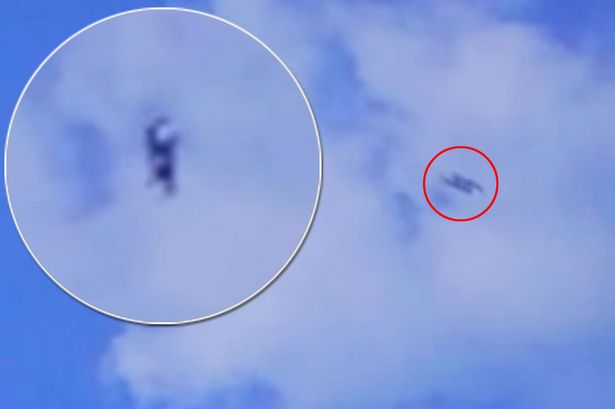 Ph&oacute;ng to h&igrave;nh ảnh cho thấy đối tượng lạ n&agrave;y l&agrave; một chiếc t&agrave;u UFO h&igrave;nh d&aacute;ng lo&agrave;i b&ograve; s&aacute;t. Ảnh Mirror