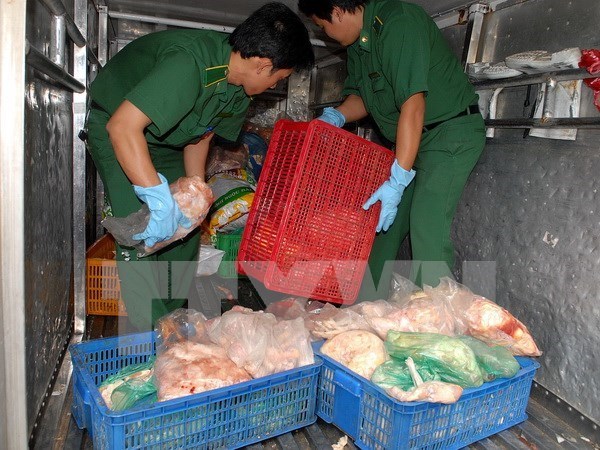 Lực lượng chức năng tỉnh Hưng Y&ecirc;n ph&aacute;t hiện v&agrave; ti&ecirc;u hủy hơn 7 tạ b&igrave; lợn đang ph&acirc;n hủy tr&ecirc;n xe kh&aacute;ch