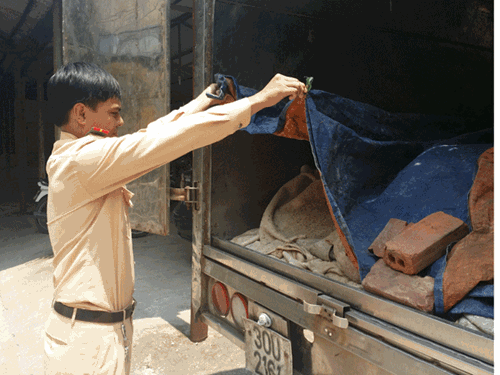 C&ocirc;ng an H&agrave; Nội ngăn chặn gần 2,5 tấn b&igrave; lợn bốc m&ugrave;i tuồn ra tỉnh ngo&agrave;i ti&ecirc;u thụ