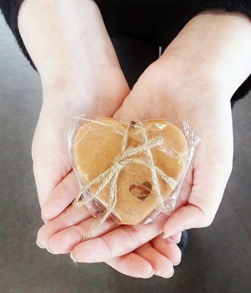 Th&agrave;nh phẩm của ph&aacute;t minh mới ra dầu gội đầu từ nước tiểu b&ograve; sau khi ho&agrave;n tất