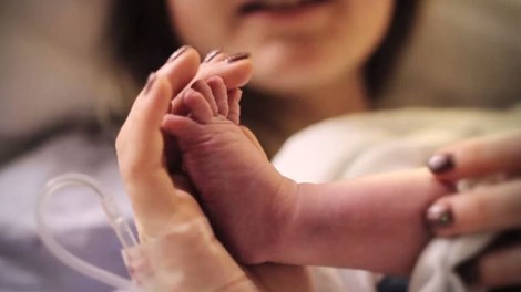 Ph&aacute;t minh mới k&iacute;nh eSight đ&atilde; gi&uacute;p người mẹ m&ugrave; lần đầu ti&ecirc;n t&igrave;m thấy được con trai m&igrave;nh