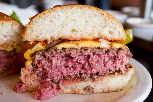 ph&aacute;t hiện khuẩn E.coli trong hamburger thịt t&aacute;i