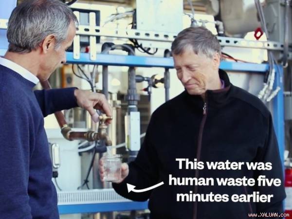 Bill Gates uống nước được cho ra từ ch&iacute;nh ph&aacute;t minh mới của m&igrave;nh