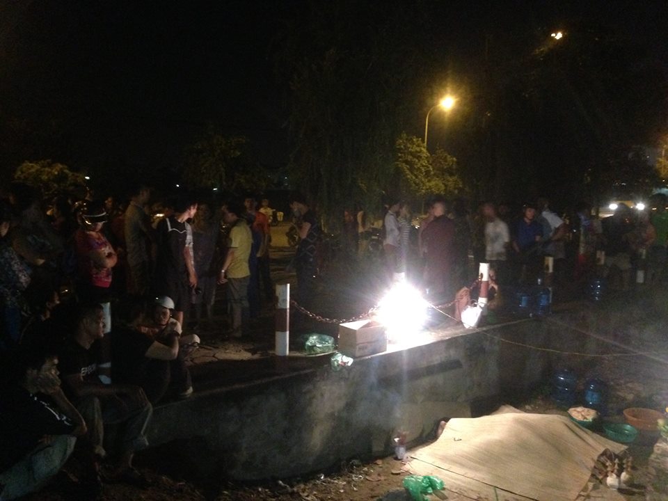 Thi thể hai mẹ con buộc chặt v&agrave;o nhau