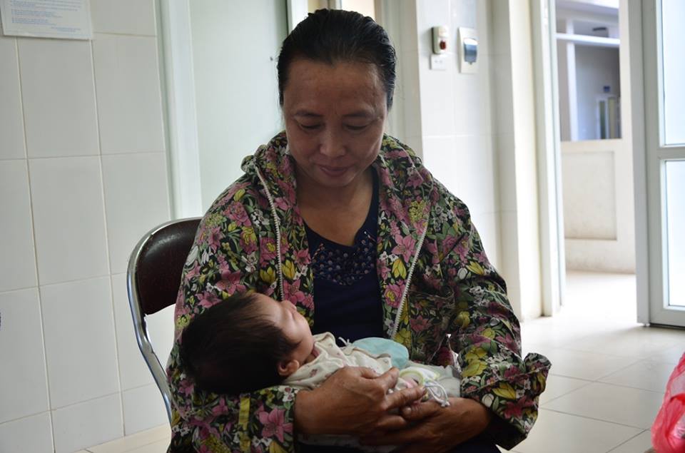 B&eacute; trai được ph&aacute;t hiện bị bỏ ở cổng ch&ugrave;a được đưa đến Trạm Y tế phường Minh Khai