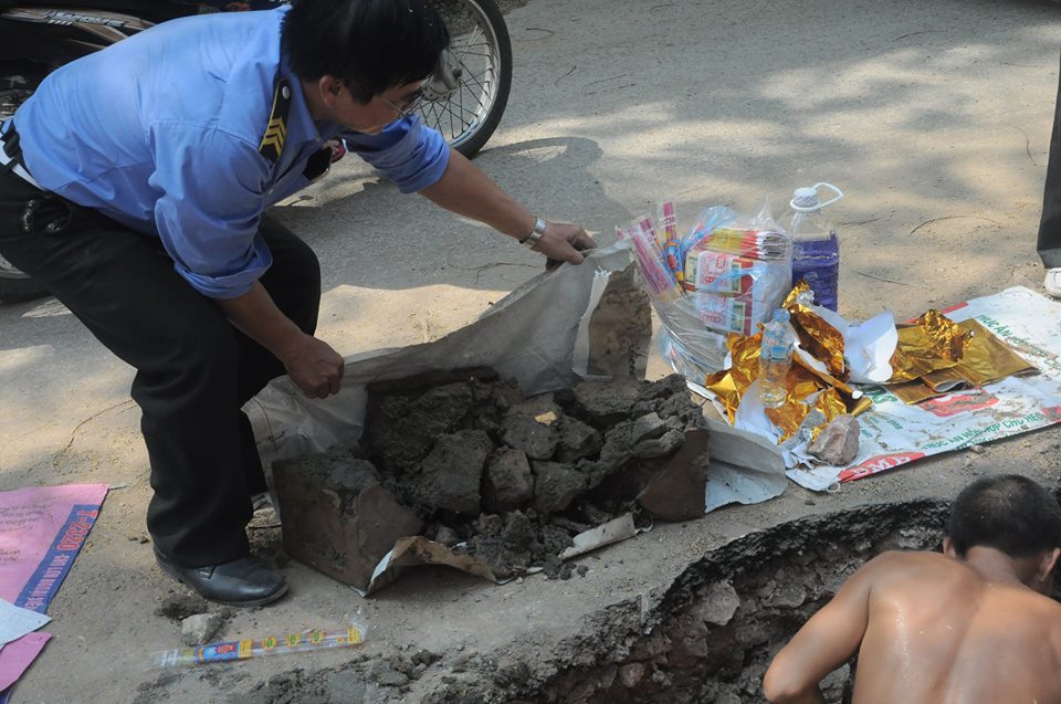 Đưa các bộ hài cốt đào được cho vào tiểu mới Đưa các bộ hài cốt đào được cho vào tiểu mới