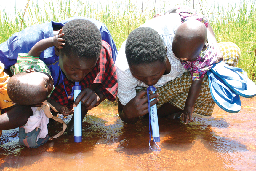 Ống lọc nước LifeStraw đã cho phép nhiều người dân trên thế giới sử dụng được nguồn nước sạch và an toàn Ống lọc nước LifeStraw đã cho phép nhiều người dân trên thế giới sử dụng được nguồn nước sạch và an toàn