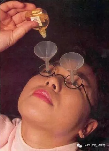 Với chiếc phễu tí hơn này, việc tra thuốc nhỏ mắt chưa bao giờ dễ dàng hơn thế