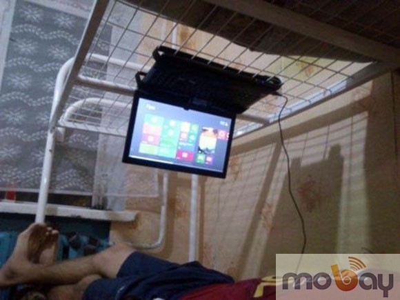 Phát minh mới với mục đích nằm xem phim cho đỡ mỏi