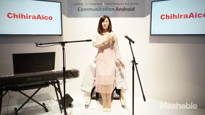 N&agrave;ng robot xinh đẹp c&oacute; t&ecirc;n ChihiraAro trong buổi triển l&atilde;m CES 2015