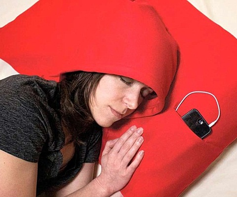 B&ecirc;n cạnh chiếc gối l&agrave; vị tr&iacute; đặt điện thoại hay m&aacute;y nghe nhạc MP3 để đồng bộ với chiếc gối