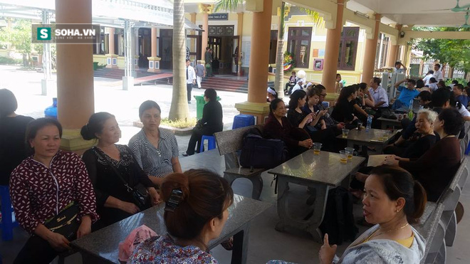 Hàng ngàn ánh mắt đỏ hoe của người thân, đồng đội và đông đảo người dân. Ảnh: Soha/Tri Thức Trẻ