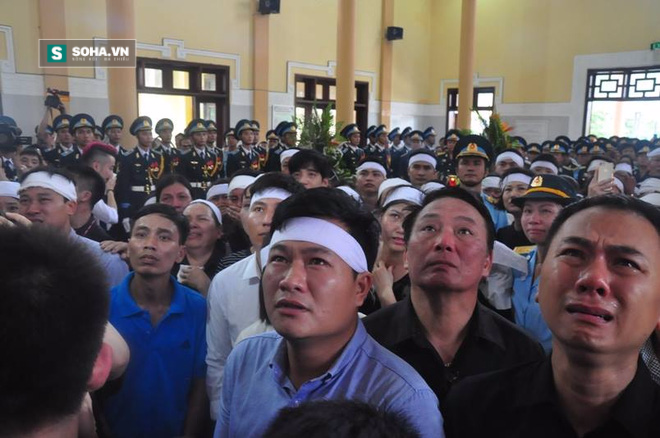  phi công Trần Quang Khải, đám tang phi công Trần Quang Khải Người thân đẫm nước mắt theo dõi linh cữu được đưa vào đài hóa thân qua màn hình. Ảnh: Soha/Tri Thức Trẻ