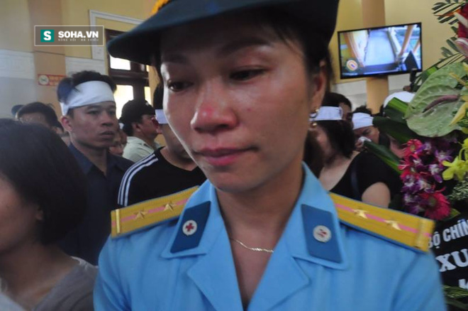 Linh cữu Đại tá Trần Quang Khải được đưa tới Đài hóa thân Hoàn vũ trong hàng ngàn ánh mắt đỏ hoe. Ảnh: Soha/Tri Thức Trẻ