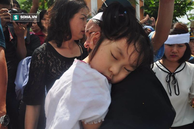 Con gái Khánh Vân còn quá nhỏ để cảm nhận được nỗi đau mất mát quá lớn. Ảnh: Soha/Tri Thức Trẻ