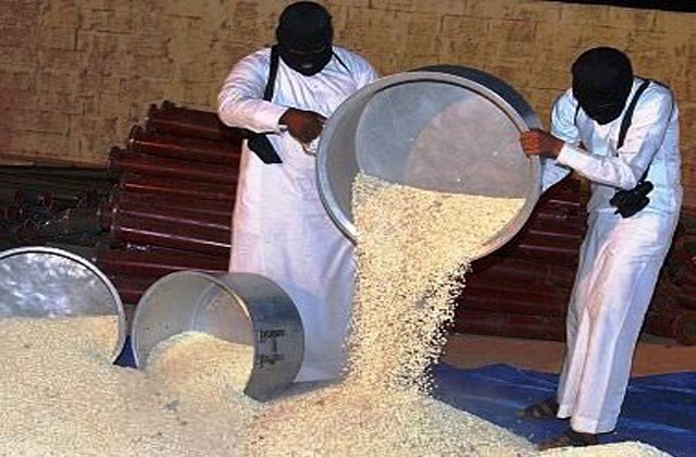 B&ecirc;n cạnh t&aacute;c dụng k&iacute;ch th&iacute;ch binh sĩ, Captagon c&ograve;n l&agrave; nguồn tiền lớn cho c&aacute;c nh&oacute;m vũ trang tại Syria với doanh thu h&agrave;ng triệu USD, cao hơn cả bu&ocirc;n b&aacute;n vũ kh&iacute; v&agrave; bu&ocirc;n người