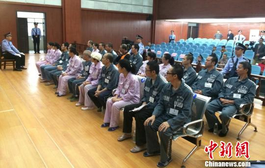 Phi&ecirc;n t&ograve;a x&eacute;t xử cục trưởng trung quốc nhận hối lộ