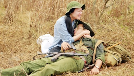 M&ocirc; t&iacute;p nảy sinh t&igrave;nh cảm quen thuộc trong phim chiến tranh lặp lại ở 'Đường xuy&ecirc;n rừng'