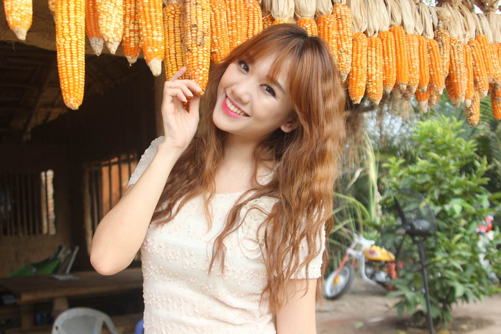 Trong bộ phim Tết Bếp của mẹ Hari Won đảm nhận vai diễn một c&ocirc; g&aacute;i ngoại quốc sinh sống tại Việt Nam trong một thời gian d&agrave;i 
