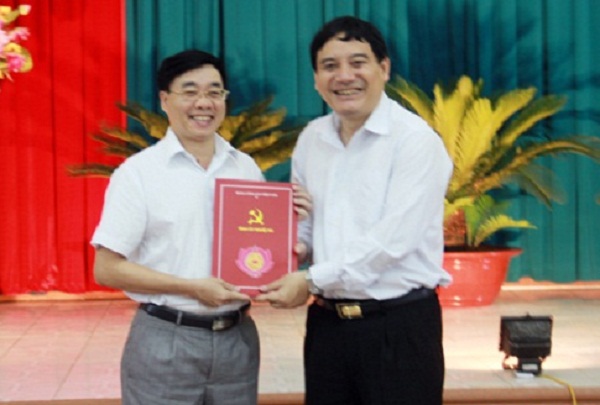B&iacute; thư Tỉnh ủy Nghệ An Nguyễn Đắc Vinh chức mừng t&acirc;n Ph&oacute; B&iacute; thư Tỉnh ủy Nguyễn Văn Th&ocirc;ng