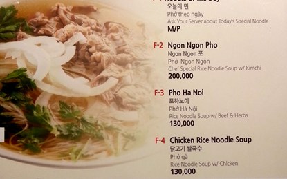 Quy định gi&aacute; dịch vụ ăn uống hiện nay vẫn chưa x&oacute;a bỏ được nạn chặt ch&eacute;m ở s&acirc;n bay