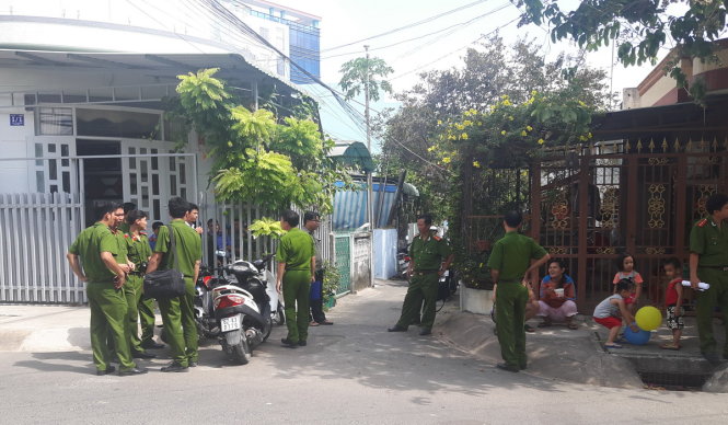 C&ocirc;ng an tỉnh Long An phong tỏa hiện trường v&agrave; tiến h&agrave;nh c&aacute;c bước điều tra vụ việc . Ảnh: Tuổi Trẻ
