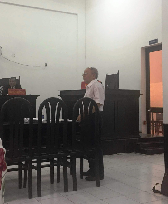Ph&oacute; gi&aacute;o sư kiện trường đ&ograve;i... 1.000 đồng danh dự bị thua kiện
