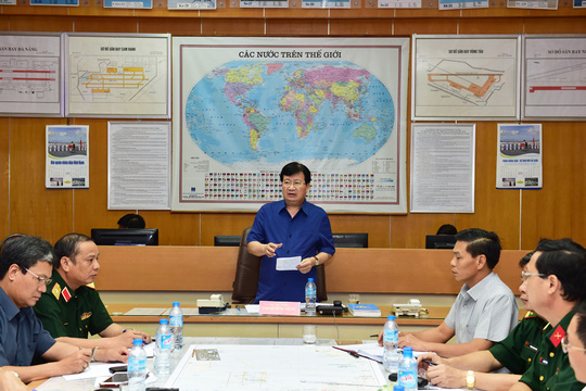 Ph&oacute; Thủ tướng Trịnh Đ&igrave;nh Dũng chỉ đạo c&ocirc;ng t&aacute;c t&igrave;m kiếm m&aacute;y bay bị nạn tại Sở Chỉ huy c&ocirc;ng t&aacute;c cứu nạn của Bộ Quốc ph&ograve;ng đặt tại Bộ Tư lệnh Qu&acirc;n chủng Hải qu&acirc;n - Ảnh: VGP