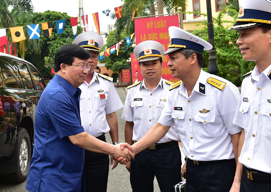 Ph&oacute; Thủ tướng Trịnh Đ&igrave;nh Dũng gặp gỡ, động vi&ecirc;n lực lượng t&igrave;m kiếm m&aacute;y bay mất t&iacute;ch Su-30MK2 v&agrave; CASA 212