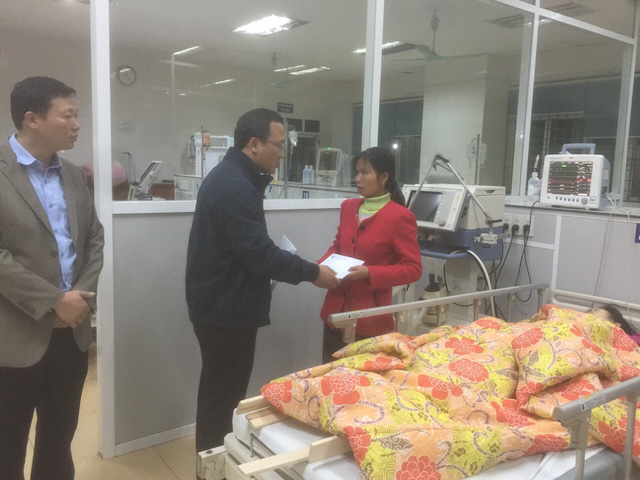 &Ocirc;ng Khu&acirc;́t Vi&ecirc;̣t Hùng, Ph&oacute; Chủ tịch Chuy&ecirc;n tr&aacute;ch Ủy ban ATGT Quốc gia tới thăm hỏi c&aacute;c nạn nh&acirc;n của vụ tai nạn kinh ho&agrave;ng