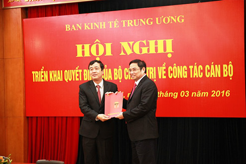  Trao quyết định Ph&oacute; trưởng Ban Kinh tế Trung ương