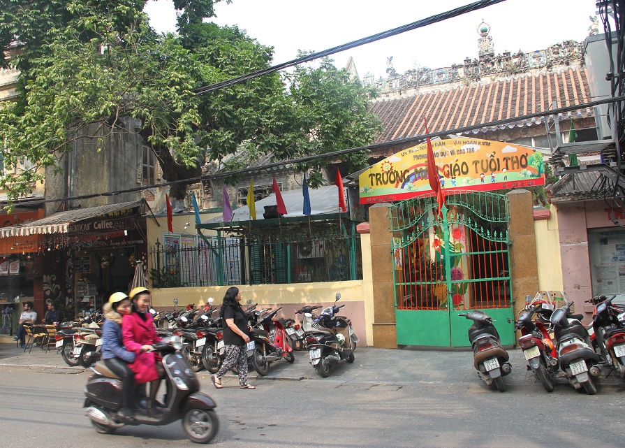 Theo Ban quản l&yacute; Phố cổ H&agrave; Nội, trong nhiều di t&iacute;ch, trường học v&agrave; cơ quan c&ocirc;ng sở khu phố cổ, nhiều người d&acirc;n đ&atilde; lưu tr&uacute; l&acirc;u d&agrave;i ở đ&oacute; sẽ phải di dời