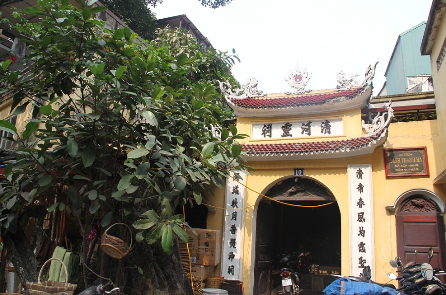 Tr&ecirc;n biển đề của Di t&iacute;ch đ&igrave;nh Thanh H&agrave; c&oacute; đề, di t&iacute;ch đ&atilde; xếp hạng, cấm vi phạm nhưng trong đ&igrave;nh v&agrave; b&ecirc;n ngo&agrave;i, c&aacute;c hộ d&acirc;n vẫn kinh doanh, bu&ocirc;n b&aacute;n, lấn chiếm khu vực đ&igrave;nh