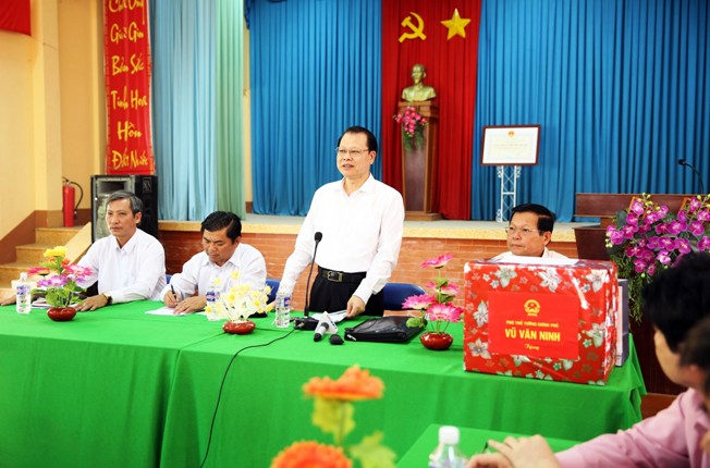 Ph&oacute; thủ tướng Vũ Văn Ninh l&agrave;m việc tại tỉnh Tiền Giang