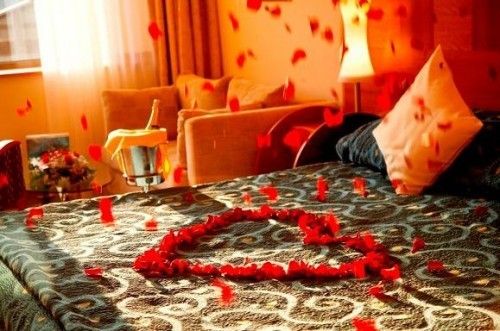 Hoa sẽ tăng th&ecirc;m phần l&atilde;ng mạn cho ph&ograve;ng ngủ ng&agrave;y valentine