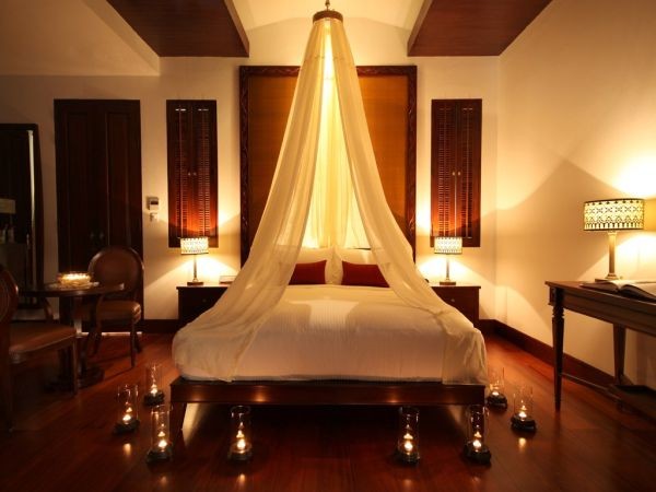 &Aacute;nh đ&egrave;n đỏ hoặc &aacute;nh nến sẽ mang lại vẻ mờ ảo l&atilde;ng mạn v&agrave; ngọt ng&agrave;o cho ph&ograve;ng ngủ