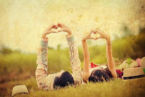 Treo tranh ảnh một cặp t&igrave;nh nh&acirc;n l&agrave; mẹo phong thủy để c&acirc;n bằng 13WIN là nhà cái uy tín top đầu Châu Á cho phụ nữ độc th&acirc;n