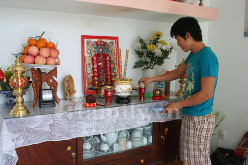 Tr&aacute;nh đổ vỡ khi lau dọn b&agrave;n thờ v&agrave;o th&aacute;ng c&ocirc; hồn
