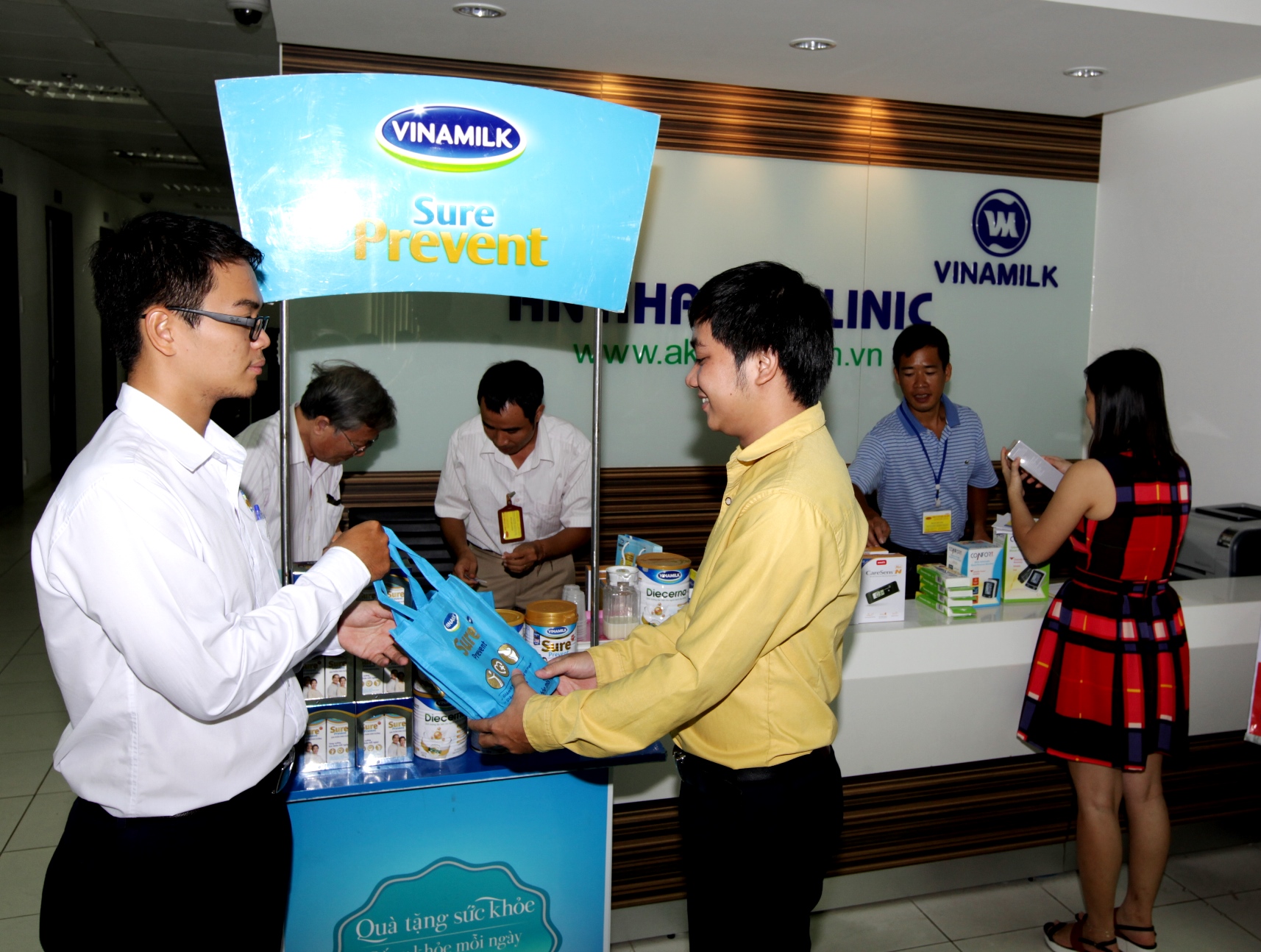 Ph&ograve;ng Kh&aacute;m Đa Khoa An Khang phối hợp với Vinamilk tặng sữa cho kh&aacute;ch h&agrave;ng