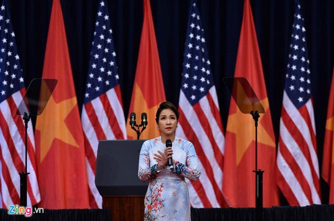 Thần th&aacute;i trang nghi&ecirc;m của ca sĩ Mỹ Linh khi tr&igrave;nh b&agrave;y kh&uacute;c &ldquo;Tiến qu&acirc;n ca&rdquo;