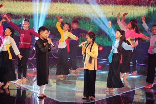 Thiện Nhân và Mai Chí Công song ca trên sân khấu