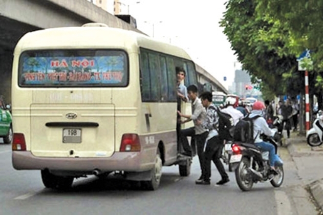 xử phạt h&agrave;nh kh&aacute;ch bắt xe dọc đường