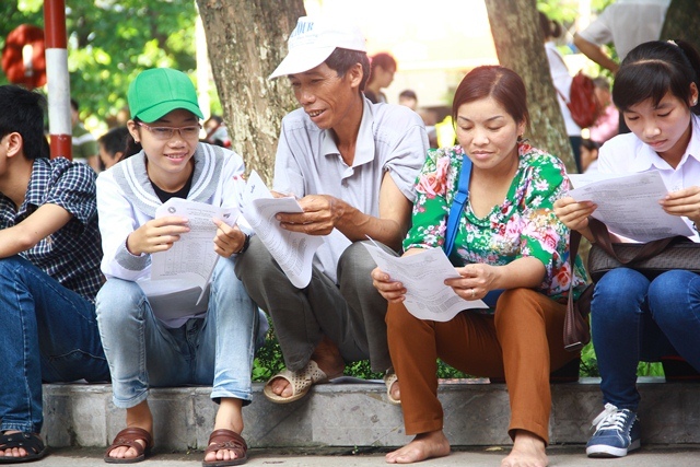 Thời tiết nắng nóng những thí sinh và phụ huynh vẫn chuẩn bị tư tưởng sẵn sàng cho kì thi quan trọng này  